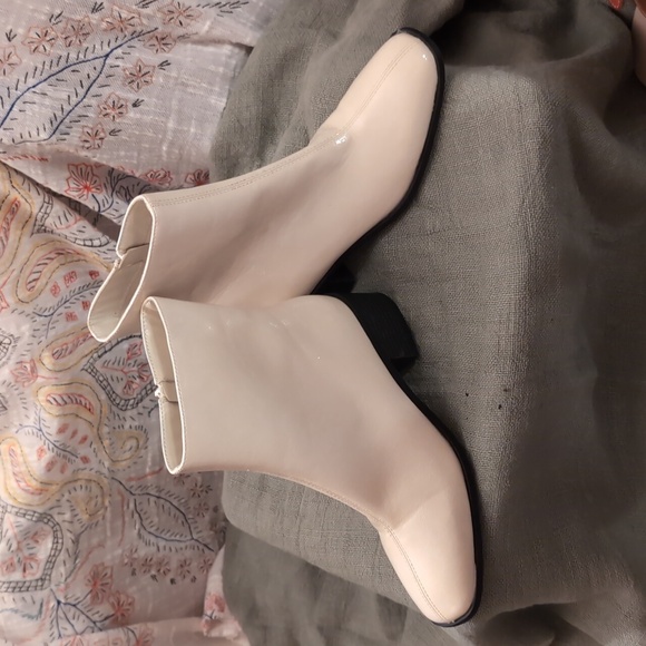 Brand New Ivory Patten Leather Boot Size 8M - Picture 2 of 6